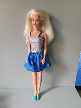 Muñeca Barbie con vestido plateado y azul