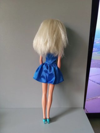 Muñeca Barbie con vestido plateado y azul