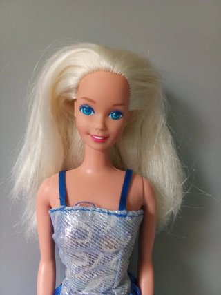 Muñeca Barbie con vestido plateado y azul