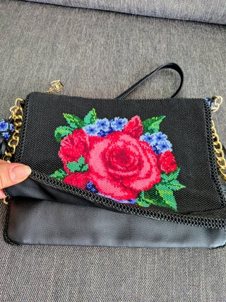 Bolso artesanal bordado a mano con cuentas
