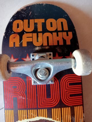 Skate Avigo con diseño retro