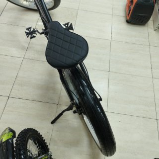 Bici eléctrica moderna estilo clásico