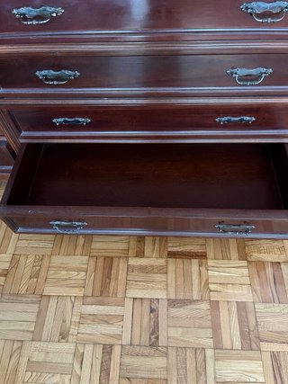 Vitrina de madera con copas y cajones