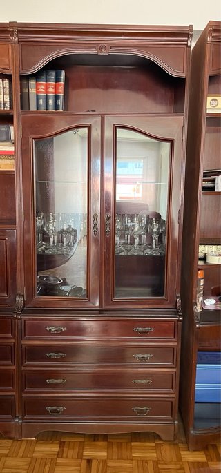Vitrina de madera con copas y cajones
