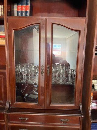 Vitrina de madera con copas y cajones