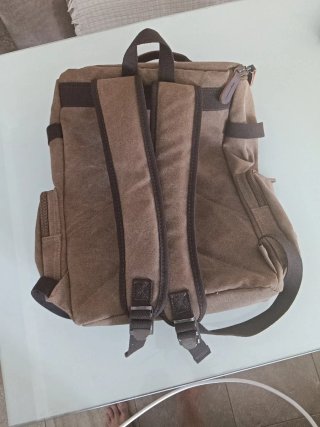 Mochila de lona color beige y marrón