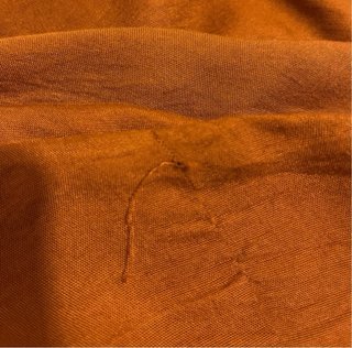 Vestido naranja con detalles dorados