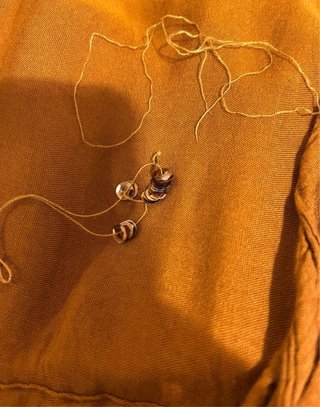 Vestido naranja con detalles dorados
