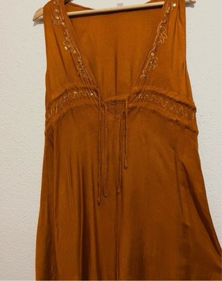 Vestido naranja con detalles dorados