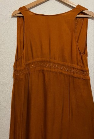Vestido naranja con detalles dorados