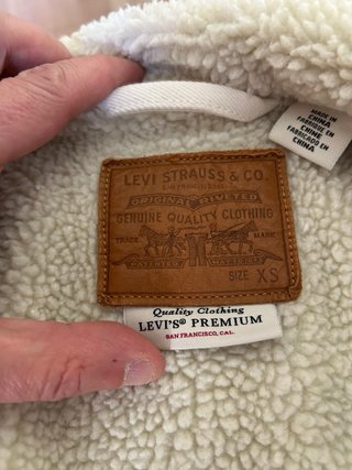 Cazadora vaquera Levi's blanca con borreguito