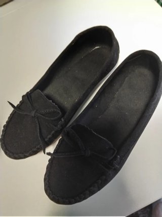 Mocasines negros ante