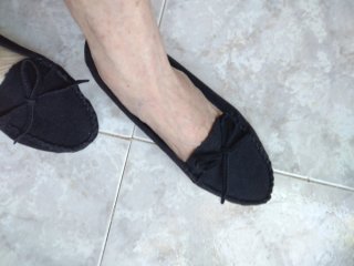 Mocasines negros ante