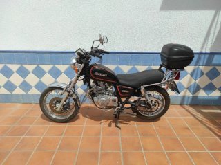 Suzuki GN250 negra