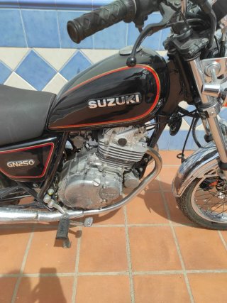 Suzuki GN250 negra