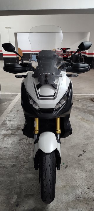 Honda X-ADV Maxi Scooter 750 cc. Automática