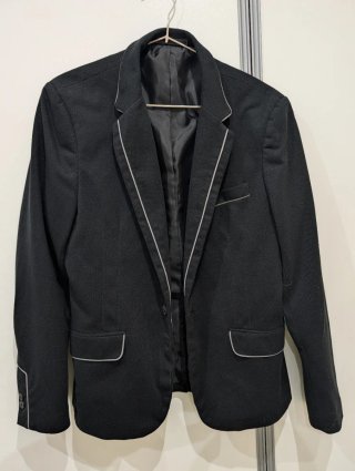Chaqueta americana negra con ribete