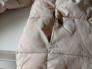 Chaqueta acolchada beige con capucha