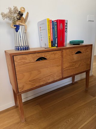 Mueble de pino con 2 cajones