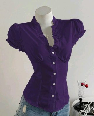 Camisa morada con volantes