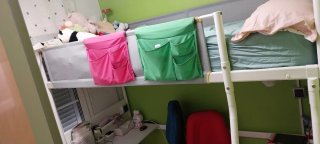 Cama alta con 2 escritorios