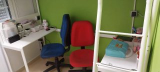 Cama alta con 2 escritorios