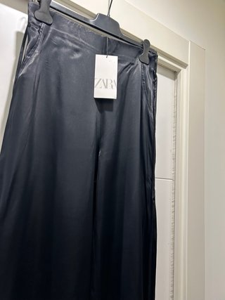 Pantalón fiesta satén Zara negro