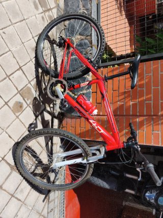 Bicicleta de montaña roja marca Conor