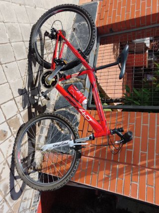 Bicicleta de montaña roja marca Conor