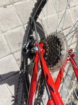 Bicicleta de montaña roja marca Conor