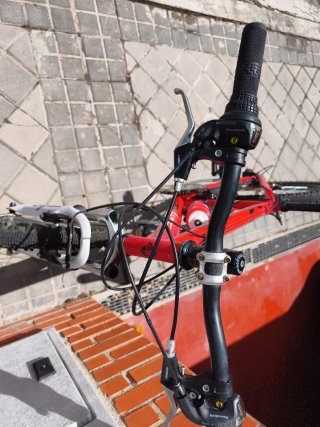 Bicicleta de montaña roja marca Conor