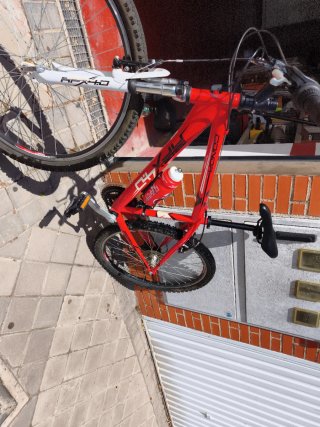 Bicicleta de montaña roja marca Conor