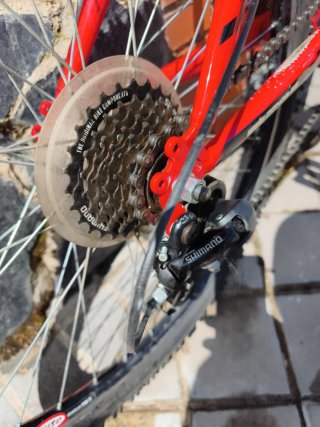 Bicicleta de montaña roja marca Conor