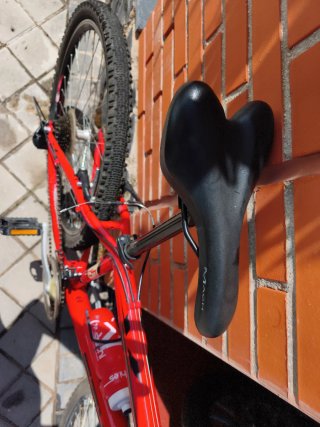 Bicicleta de montaña roja marca Conor