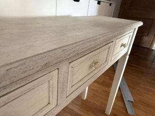 Cómoda de madera beige y blanca
