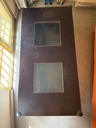 Mesa elevable de madera y cristal