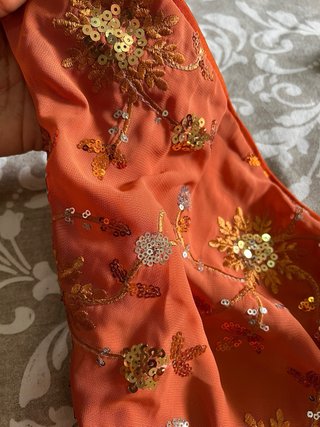 Vestido elegante naranja con detalles dorados