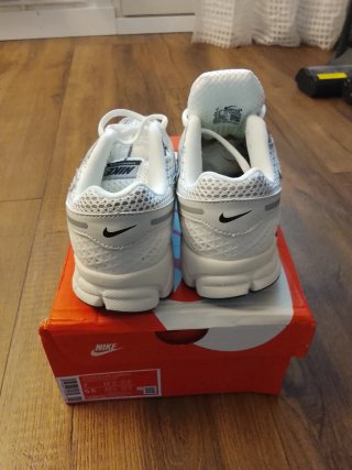 Zapatillas Nike plateadas y blancas
