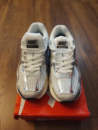 Zapatillas Nike plateadas y blancas