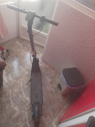 Patinete eléctrico gris