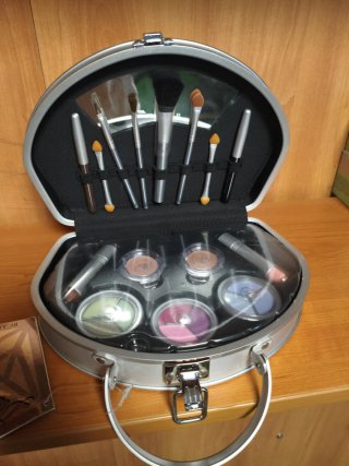 Estuche de maquillaje plateado con diamante