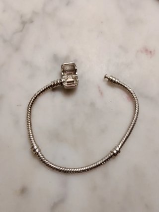 Pulsera plateada pequeña con charm corazón