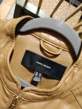 Chaqueta polipiel Vero Moda Beige