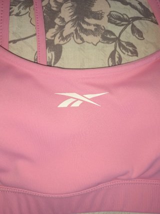 Top deportivo Reebok rosa