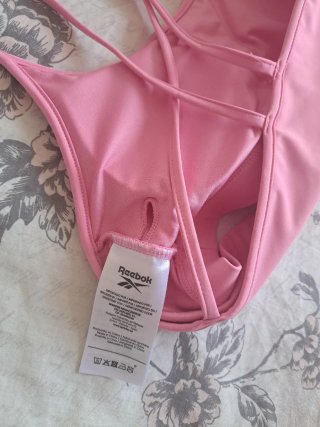 Top deportivo Reebok rosa