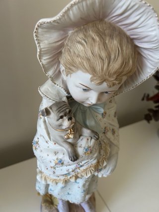 Figura porcelana niña con perro antigua