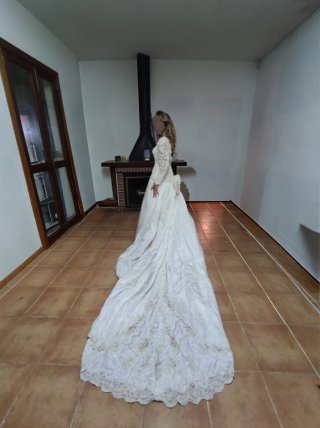 Vestido de Novia de seda salvaje con pedrería.