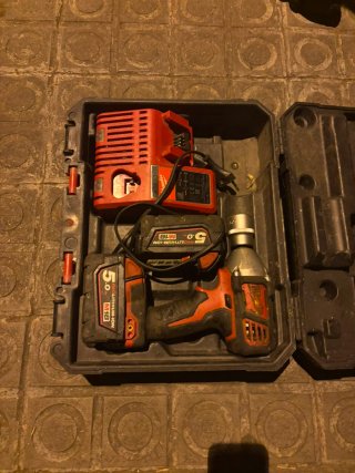 Milwaukee Taladro de Impacto y Cargador