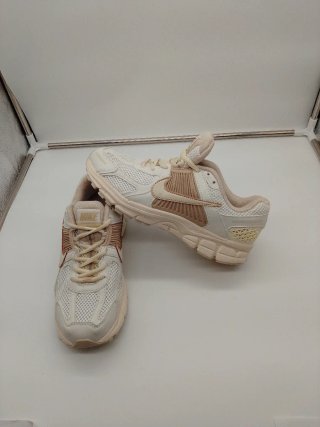 Nike Zoom Vomero 5 Talla 40 Beige/Blanco