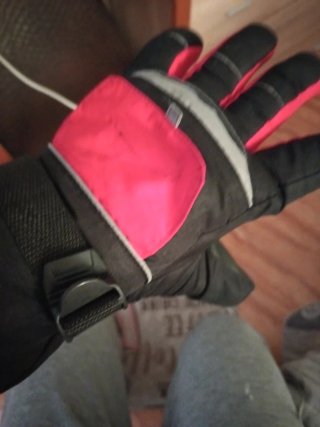 Guantes de esquí negros y rojos